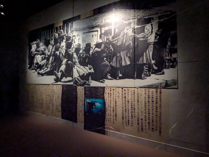 剥き出しになったコンクリート壁には、高木が雑誌ソトコトで1年間連載していたときの見開きページが再現展示されている。旅の写真日記さながらに、臨場感ある文章が添えられている