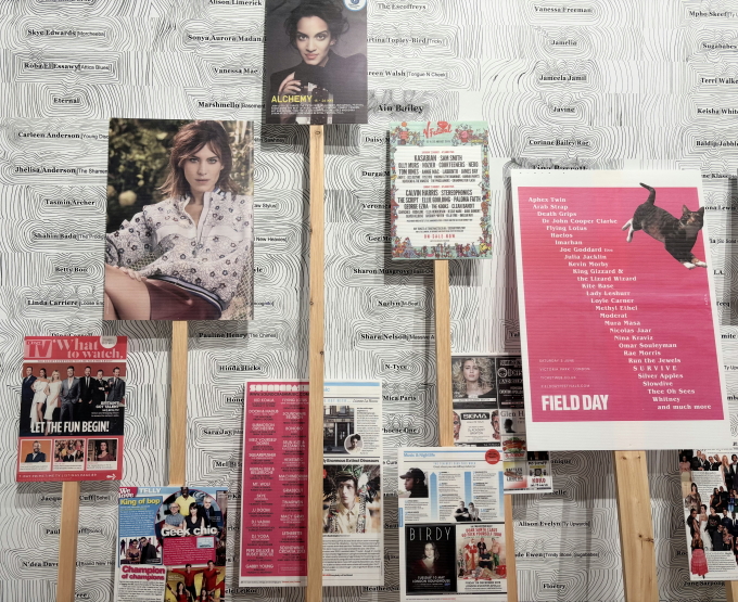 雑誌やポスター、コンサートの案内などさまざまな「思い出の品」をプラカードに仕立てて。ソニア・ボイス《ディボーショナル・ウォールペーパー・アンド・プラカード》2008-2020年 Courtesy: Middlesbrough Institute of Modern Art 展示風景：「MAMプロジェクト034：ソニア・ボイス」森美術館（東京）2025-2026年 © Sonia Boyce. All rights reserved, DACS & JASPAR 2025 G4025