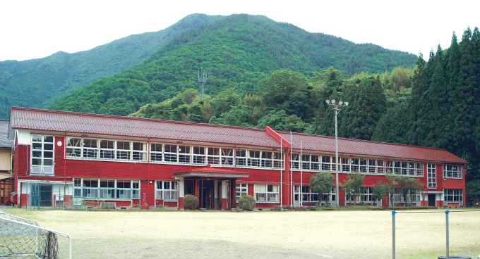「みんなの学校」会場となる旧湯屋小学校。1954年建造の築70年の木造校舎は総檜造り。御嶽山の恩恵と、森林率98%を誇り、街の主要産業だった林業を象徴して建てられた
