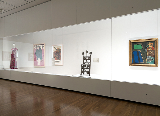 展示風景より、「プロローグ」にはジョルジオ・デ・キリコ《福音書的な静物 I》、サルバドール・ダリ《スプーン付き椅子》、エルザ・スキャパレッリの「サーカス・コレクション」からショッキング・ピンクのイブニングドレスなどが並ぶ