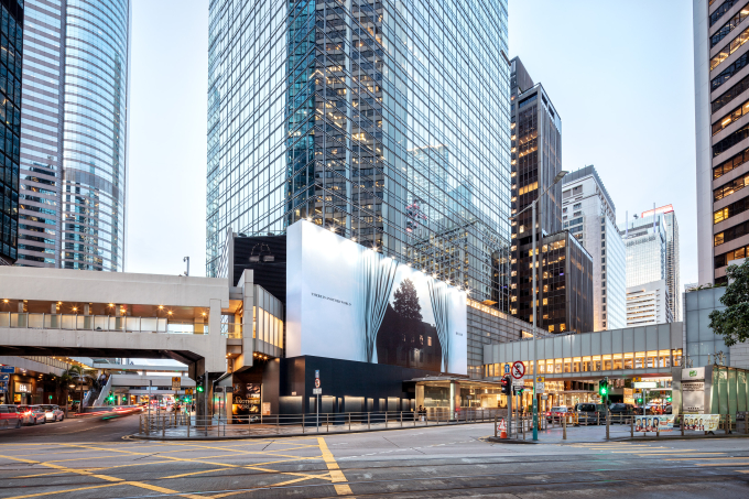 香港・セントラルのサザビーズ・メゾン。恐竜の化石からアフリカン・アート、スニーカー、ハイジュエリー、時計、バッグまで、200点以上のアイテムが扱われ、カフェも併設されている。　Courtesy of Sotheby’s