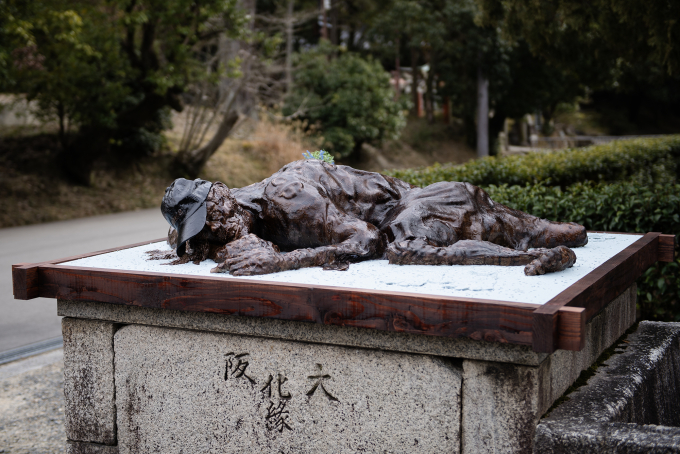 米村優人《横たわる男(wordressly)》(2026)