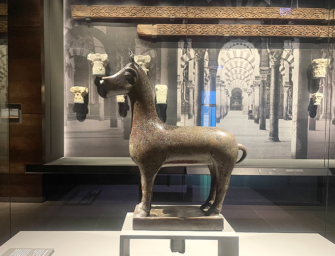 《噴水のヘッド(ドーハの雌鹿)》 スペイン、マディーナト・アル=ザフラー、10〜11世紀。宮殿庭園の水盤を飾ったとされる動物彫刻で、イスラム美術館の名品のひとつ。編集部撮影