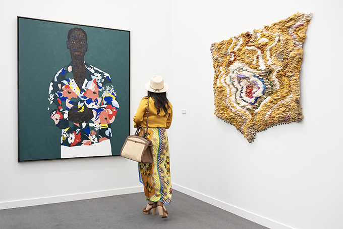 Galleriesセクションより、ロサンゼルスのサウス・ラ・ブレア・アベニューに拠点を持つロバーツ・プロジェクトの展示風景。　右：インド系アーティスト、スチトラ・マッタイの《between dew and dawn》2026年、左：フリーズ会期中に市内ギャラリーで新作展を開催したアモアコ・ボアフォの作品《Clasped Hands》2026年　Frieze Los Angeles 2026. Image by Casey Kelbaugh/CKA. Courtesy of Frieze.