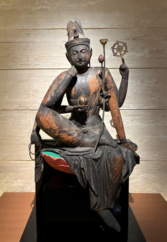 如意輪観音菩薩坐像　木造　古色塗り　平安時代　 10世紀右足を左ももの上にかけた半跏する姿の如意輪観音像は珍しい。