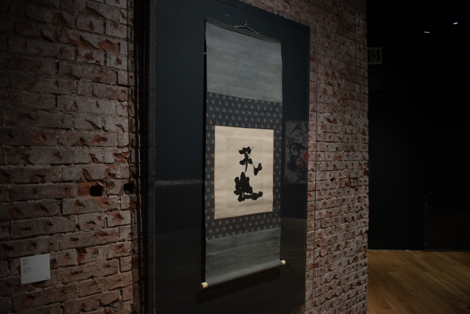 《題不詳》MEM　大西の自邸の床の間にあった掛け軸のひとつ。母カヤノの影響から生け花にも親しみ、季節ごとに床間の風景を変えていた