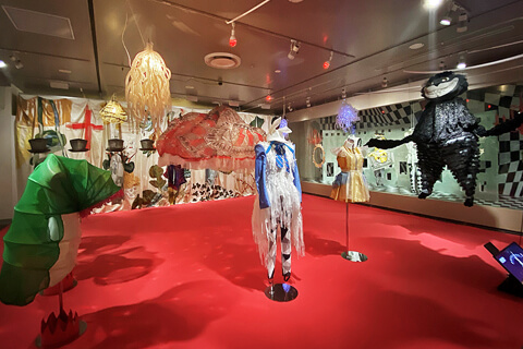 誰もが童心に帰れる“森”へ
「森に棲む服／forest closet　ひびのこづえ展」