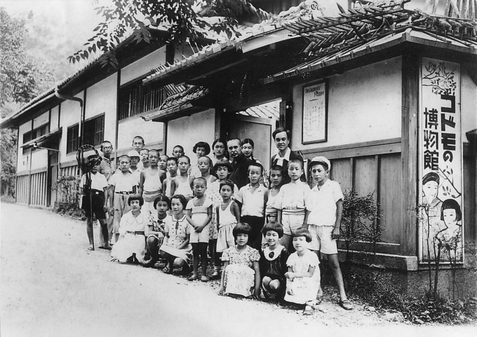 集合写真（仏教児童博物館玄関前）　昭和13年頃　志水雅明児童博物館には、様々なクラブがあり、そのクラブの一つではないかと考えられる。