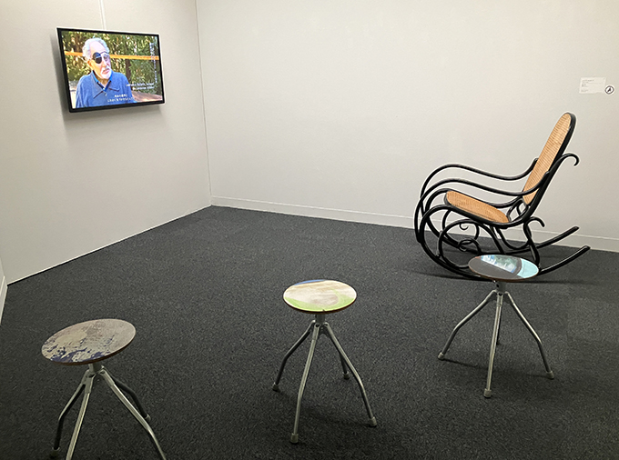 アンナ・ハルプリンの映像作品《シニアズ・ロッキング》の展示風景
（鑑賞に用いられる椅子は副産物産店が制作した椅子と、埼玉県立近代美術館が所蔵するロッキングチェア）