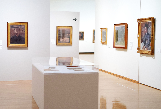 「小出楢重 新しき油絵」展示風景より 中学生時代の作品から東京美術学校時代など、若い頃の作品が並ぶ