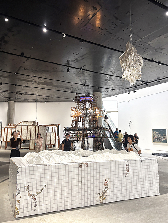 2025年9月にソウルのリウム美術館で初開催されたイ・ブルの回顧展「From 1998 to Now」の巡回展が、2026年3月、M+で開幕。写真はリウム美術館の展示風景。編集部撮影