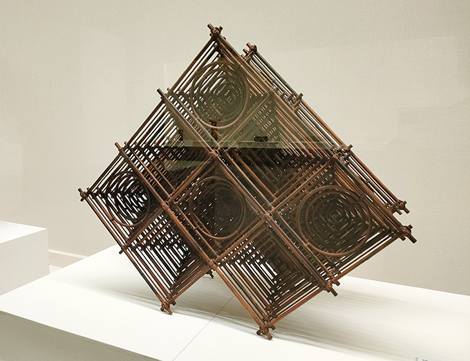 三代田辺竹雲斎《未来への歓喜》(個人)。円形と直線を組み合わせた斬新な作品。四代竹雲斎の娘の誕生を記念してつくられた