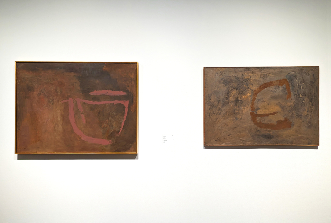 左から、田中田鶴子《無》1961 奈良県立美術館、《無II》1960 東京国立近代美術館