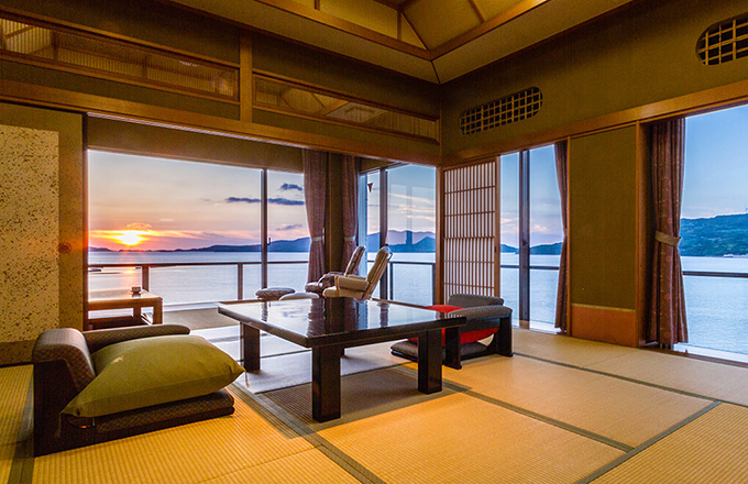 39室ある油谷湾ホテル楊貴館の客室の中でも、海に夕日が暮れなずむまでの時間をもっとも楽しむことができる客室からの眺望。いつまでもこの海を見ていたくなる。