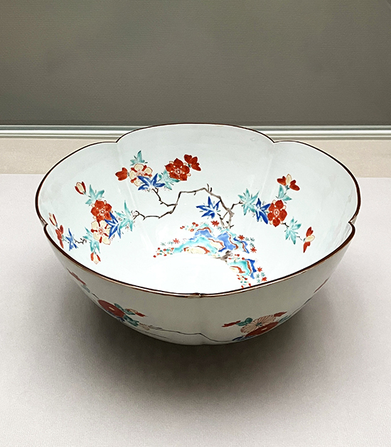 重要文化財《伊万里色絵花卉文輪花鉢（柿右衛門様式）》　江戸時代 17世紀後半　磁器端正な器形、鮮やかな色彩で草花が表されている。繊細な描写が冴え、全体的に優美な印象で目に心地よい。