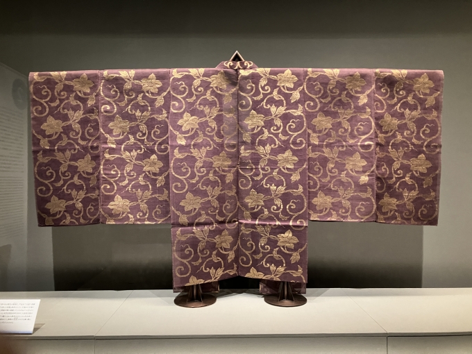 《紫地鉄線唐草模様長絹》 江戸時代・19世紀 泉屋博古館東京大正14年（1925）、住友家の茶臼山本邸での謡会で、春翠が「杜若」のキリを舞う際に用いられたと考えられる。