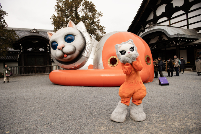 ヤノベケンジ《宇宙猫涅槃像 SHIP CAT (Nirvana)》(2026)には「船乗り猫」が登場。多くの来場者の記念撮影に応じていた。