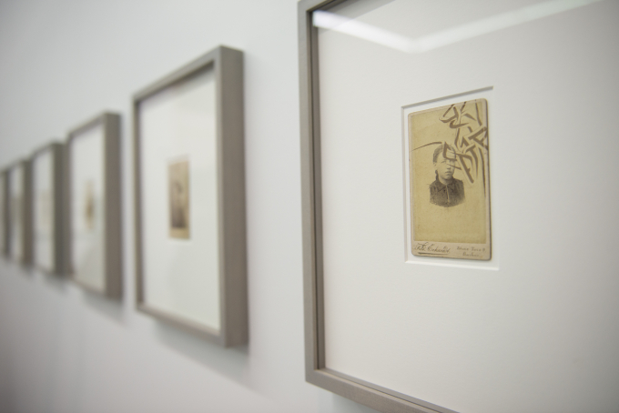 片方の壁に大山エンリコイサムの作品を展示。