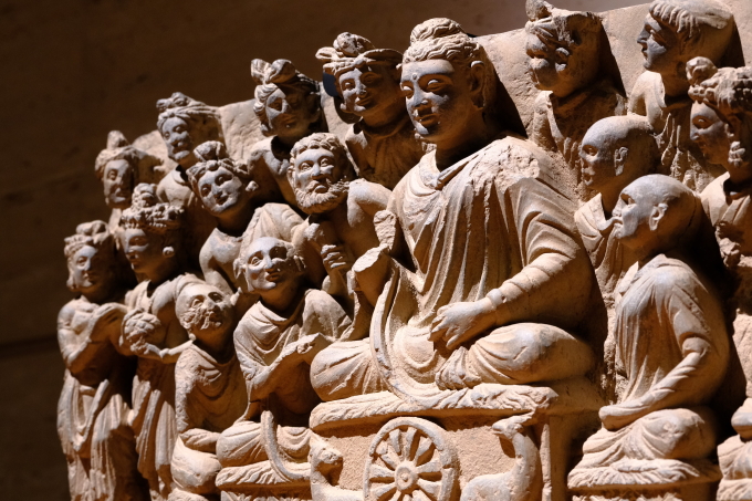 《ガンダーラ仏伝浮彫　初転法輪》 常設展示「ガンダーラの仏教美術」のエリアでは、2～3 世紀ごろにつくられたガンダーラ仏伝浮彫を複数展示
