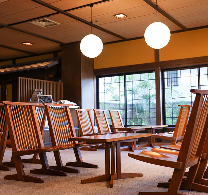 萩の宿 常茂恵のロビーラウンジや回廊には、世界的に著名なジョージ・ナカシマの椅子やテーブルが並ぶ。
