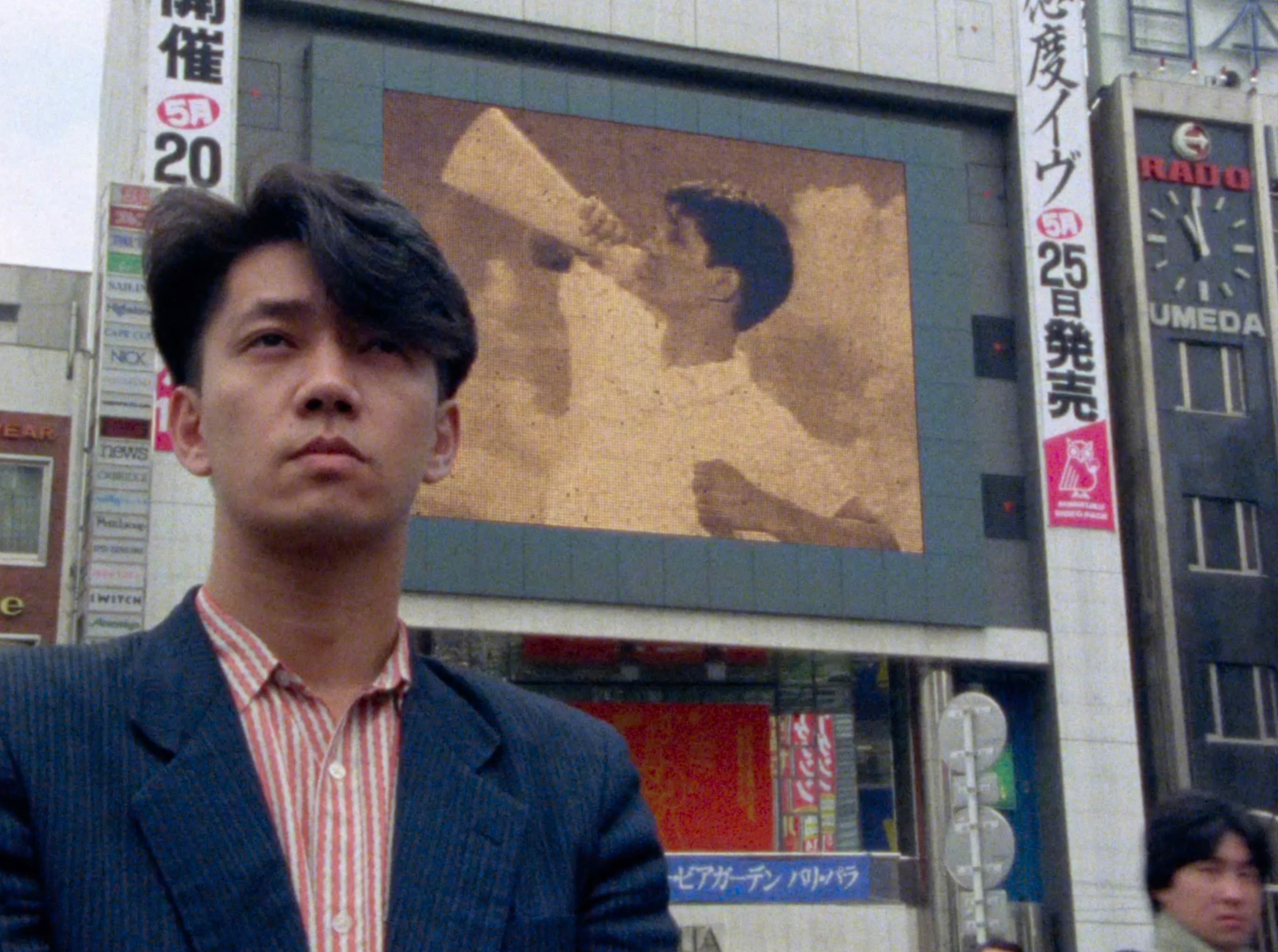 発掘された坂本龍一の幻のドキュメンタリー『Tokyo Melody』が伝える素顔の“教授”。ソロ活動を始めた若き日の坂本龍一を記録したフランスの音楽ドキュメンタリーが4Kレストア化されて甦った。カメラが映し出した“教授”の素顔とは？