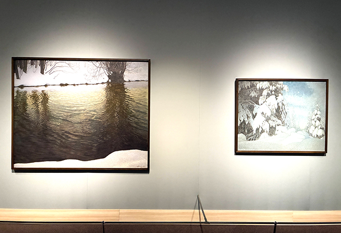 左：グスタヴ・フィエースタード《川辺の冬の夕暮れ》1907年（年記）　油彩・カンヴァス右：グスタヴ・フィエースタード《冬の月明かり》1895年（年記）　油彩・カンヴァス