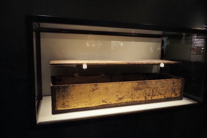 棺までも金色に輝いていた。重要文化財《金箔押木棺》