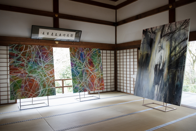 左より、鬼頭健吾「star cluster」より2点(ともに2026)、池田光弘《afterimage/ghost no.1》(2026)