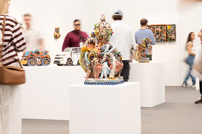 ジェフリー・デイチは、LAを拠点とする陶芸家シャリフ・ファラグの個展を開催。「MAC3」に購入された。Frieze Los Angeles 2026. Image by Casey Kelbaugh/CKA. Courtesy of Frieze.