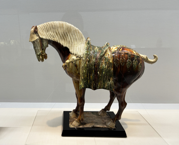 《三彩馬》 唐7―8世紀創立者・松岡清次郎が午年生まれであったため、同館では唐三彩の馬像を複数所蔵する。2024年の展覧会で行われた来館者による人気投票で1位に選ばれたのが本作。