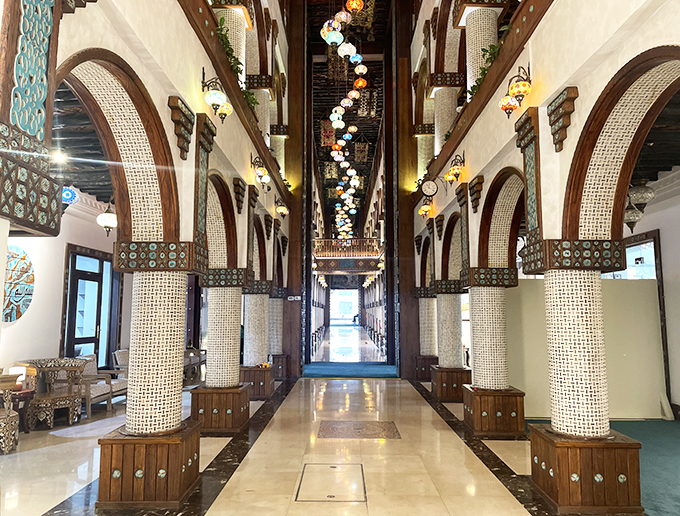 スーク・ワキーフ・アートセンターでは地元のアーティストの作品が展示販売されている。編集部撮影