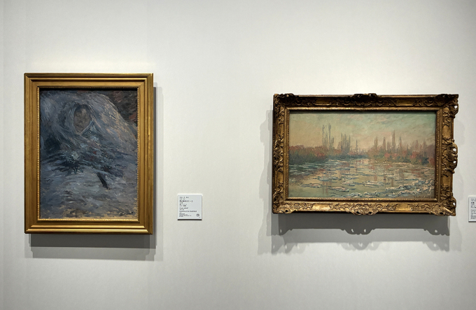 右：クロード・モネ《氷塊》 1880年　油彩・カンヴァス　オルセー美術館左：クロード・モネ《死の床のカミーユ》 1879年　油彩・カンヴァス　オルセー美術館