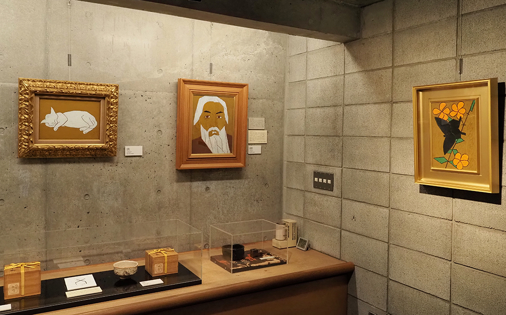 第1展示室 展示風景。中央の《自画像》と右《アゲハ蝶》は2001年に美術コレクター、木村定三氏より寄贈