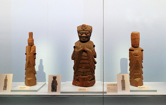 （左）天照皇太神立像　（中央）馬頭観音菩薩立像　（右）熱田大明神立像