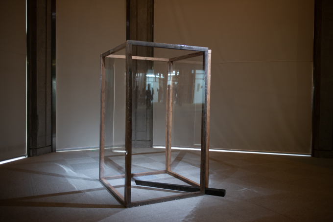 受付を過ぎると、1970年前後に「もの派」の中心的な作家として注目され、現在も精力的に制作を続ける菅木志雄の作品《Diffused Space》(2004)が出迎えてくれる。