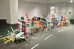 芸術家たちは椅子を使って何を表現したか。「アブソリュート・チェアーズ」が、埼玉県立近代美術館にて2024年5月12日(日)まで開催