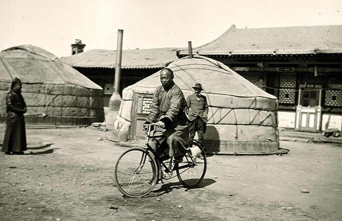 《自転車に乗る買売城の税関官吏ロブサンジャンツァン》1913年　O.マーメン撮影 オスロ大学文化史博物館蔵