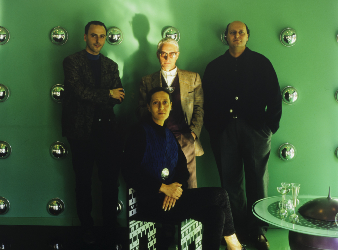 アルキミア　「ソリ コレクション（Collezione Soli）」、1990年。左から：ジョルジョ・グレゴーリ、アドリアーナ・グエリエロ、アレッサンドロ・メンディーニ、アレッサンドロ・グエリエロ。