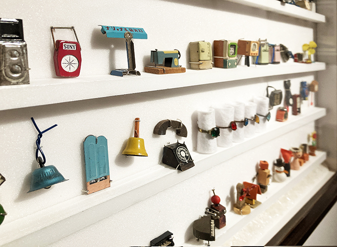 「グリコのおもちゃ」展示風景高度成長期の日本の生活を象徴する、いわゆる“三種の神器”や、ナショナルやSONYなど企業とタイアップしたおもちゃもある。