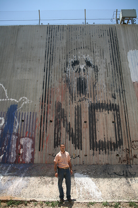 高さ8メートルの壁がパレスチナを囲む。人びとは自分たちの生きる場所を「青空の見える巨大な監獄」という ／ カルキリヤ