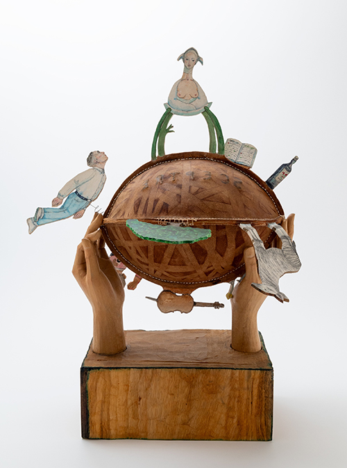 《あの頃のボールをうら返した。》2019年　革、糸、楠、バネ、水彩、鉛筆　Photo: 今井智己