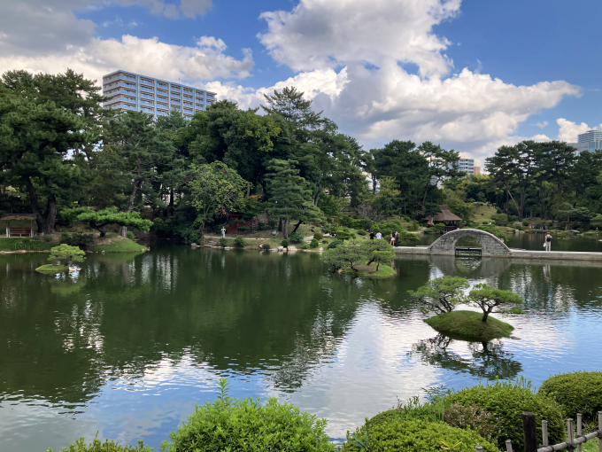 庭園内風景「跨虹橋（ここうきょう）」と名付けられた太鼓橋は庭園のシンボル。約240年前の見た目の優美さだけでなく堅固さも特徴で、原爆投下の際にも爆風に耐え残った。