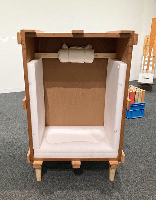 愛知県美術館で実際に使用されていたロダンの彫刻の輸送用の木箱から制作された《Absolute Chairs#1_rodin's crate》