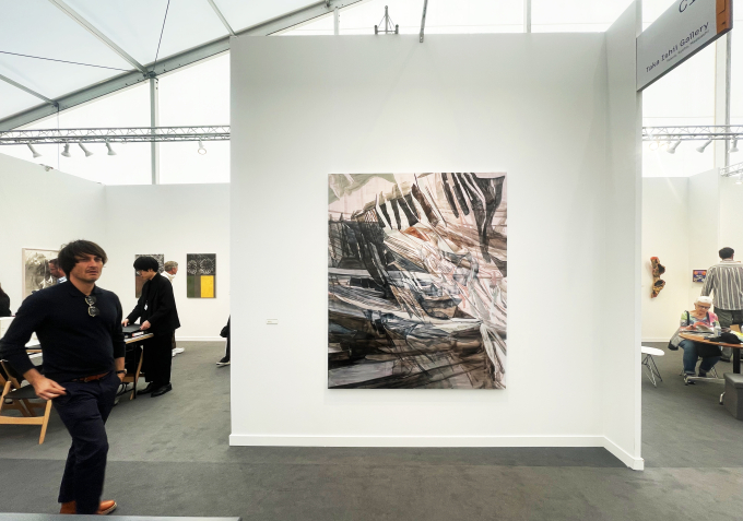 メガギャラリーが軒を並べるメインセクションの一角にブースを構えた日本のタカ・イシイギャラリー。畠山直哉、野口里佳の写真作品や、竹林玲香のペインティング(写真中央)などを展示した。編集部撮影