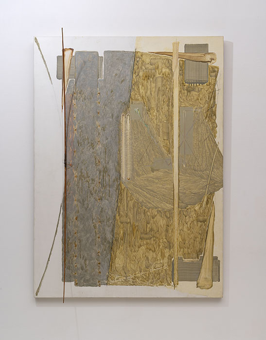 中西夏之《弓形が触れて III》1977 年、油彩 竹／カンヴァス、国立国際美術館蔵 (C)NATSUYUKI NAKANISHI