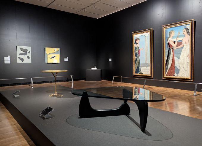 展示風景より、手前はイサム・ノグチ《コーヒー・テーブル》