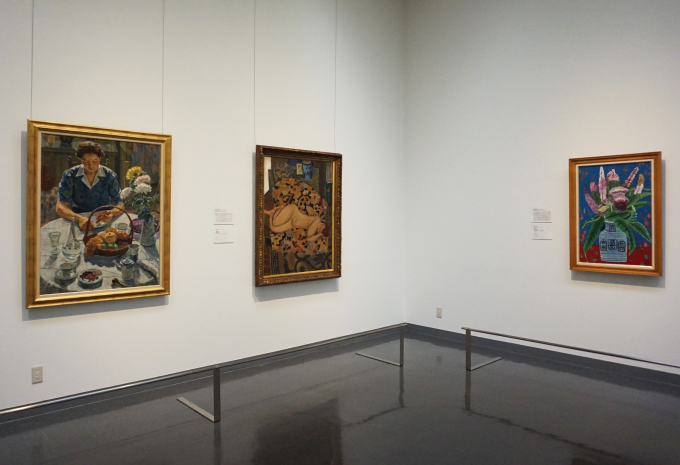 コレクション展B(テーマ展示室) 「具象と抽象のあわい」展示風景
静物、人物、風景など、画題ごとに西洋・東洋の油彩や版画などを展示。美術史的な展観では隣に並ぶことがないような画家の作品が並ぶのも面白い。