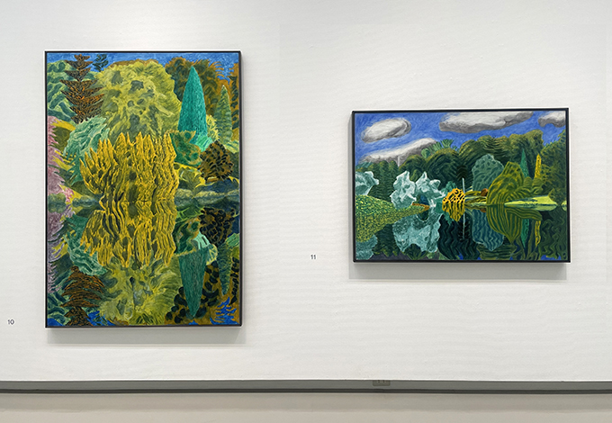 広島市現代美術館「エイドリアン・バーグ　無限の庭園」の展示風景より。《ストアヘッド8月6日》1992年　個人蔵（左）、《ストアヘッド8月16日》1991年　Estate of the artist（右）筆者撮影