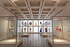 モードの帝王、イヴ・サンローランの歴史を余すことなく体験。「イヴ・サンローラン展　時を超えるスタイル」が国立新美術館にて、2023年12月11日まで開催中