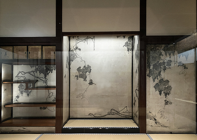 鹿苑寺大書院障壁画のうち一之間の展示向かって左側の違い棚の上の4面の小襖が、住吉如慶による。各面に1図（樵夫吹笛図、竹雀図、双雀図、旅僧図）が描かれている。